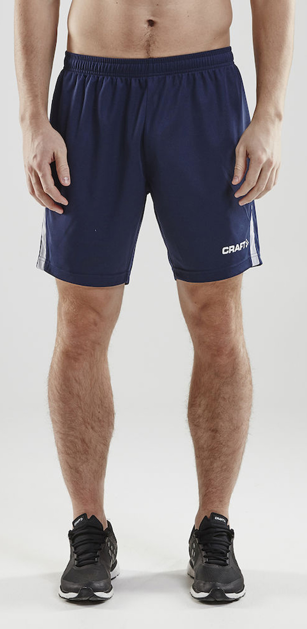 1906994-model navy