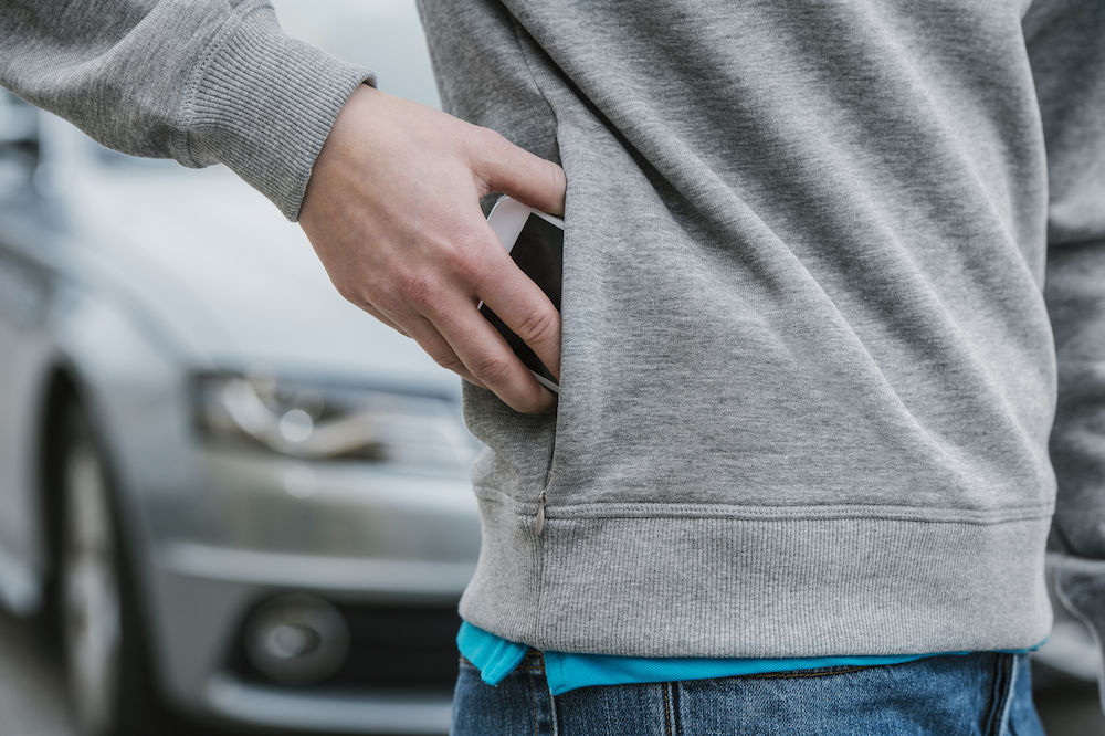 021040_IMaw16_DetailClassicHoody14 Praktische Seitentasche mit Reissverschluss