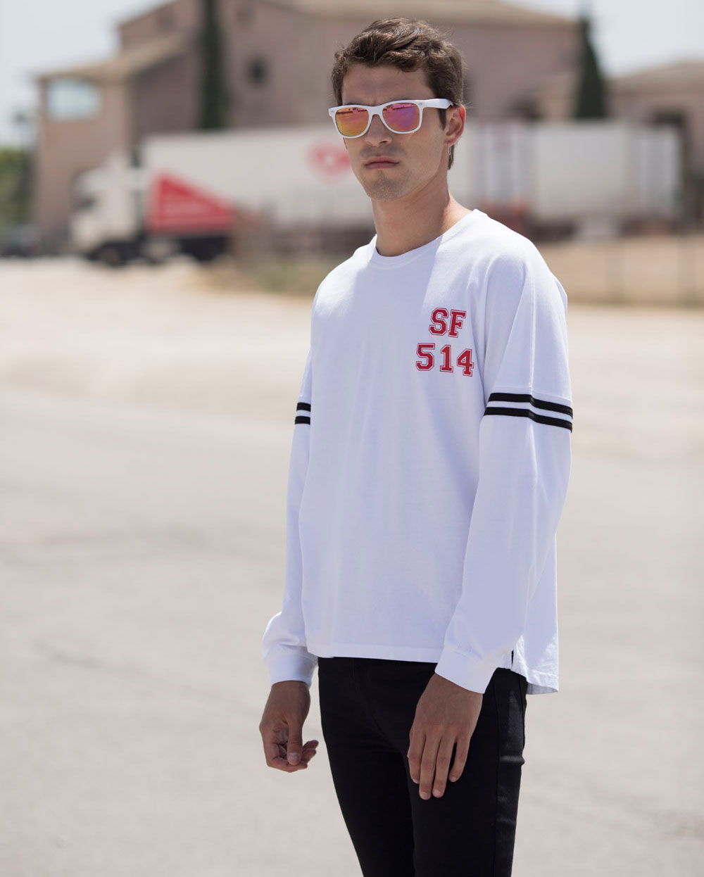 SF514_WHITEBLACKSTRIPES_DECORATED_20_01