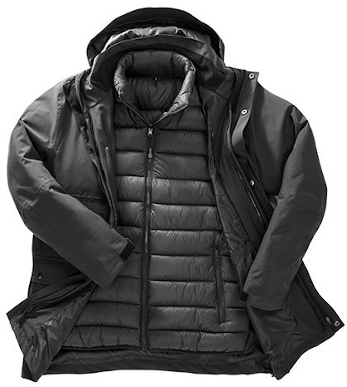 Schwarze 3-in-1 Funktionsjacke mit offener Außenschicht, die eine separate, gesteppte, herausnehmbare Innenjacke zeigt. Beide Jacken mit Reißverschlüssen und verschiedenen Trageoptionen. Kapuze sichtbar.